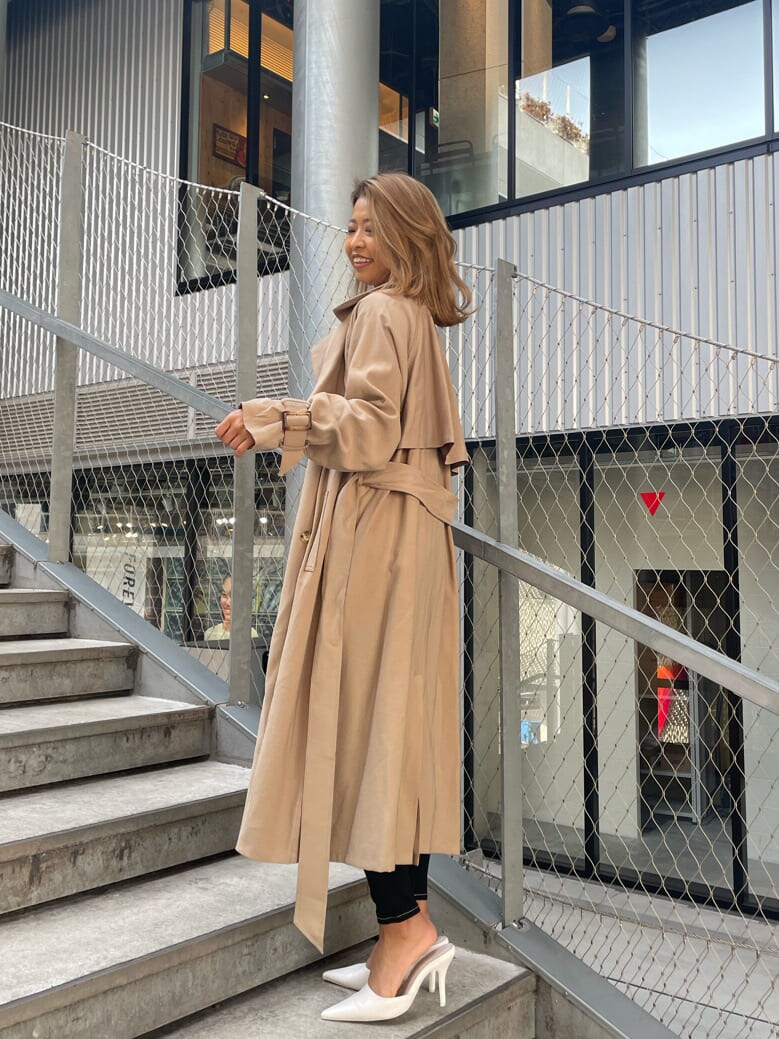 ホワイト系のパンプス、ホワイト系のチューブトップ、ブラック系のデニムパンツを着用したレディースの春コーディネートの3枚目の写真