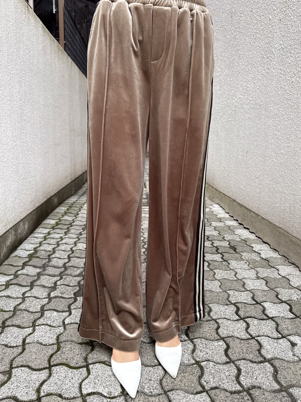 ベージュ系のブルゾン、ベージュ系のその他パンツ、ホワイト系のパンプスを着用したレディースの秋コーディネートの6枚目の写真