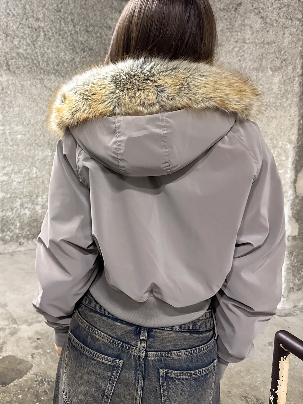 ホワイト系のTシャツ/カットソー、グレー系のブルゾン、ブルー系のデニムパンツを着用したレディースの秋コーディネートの7枚目の写真