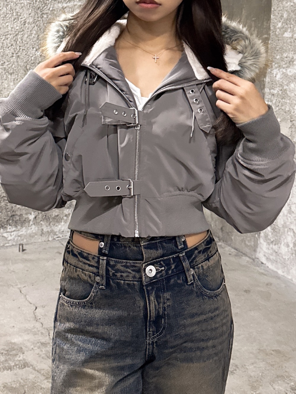 ホワイト系のTシャツ/カットソー、グレー系のブルゾン、ブルー系のデニムパンツを着用したレディースの秋コーディネートの6枚目の写真