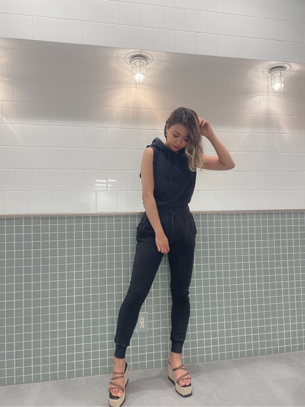 ホワイト系のキャミソール、ブラック系のその他パンツ、ブラック系のサンダルを着用したレディースの春コーディネートの2枚目の写真