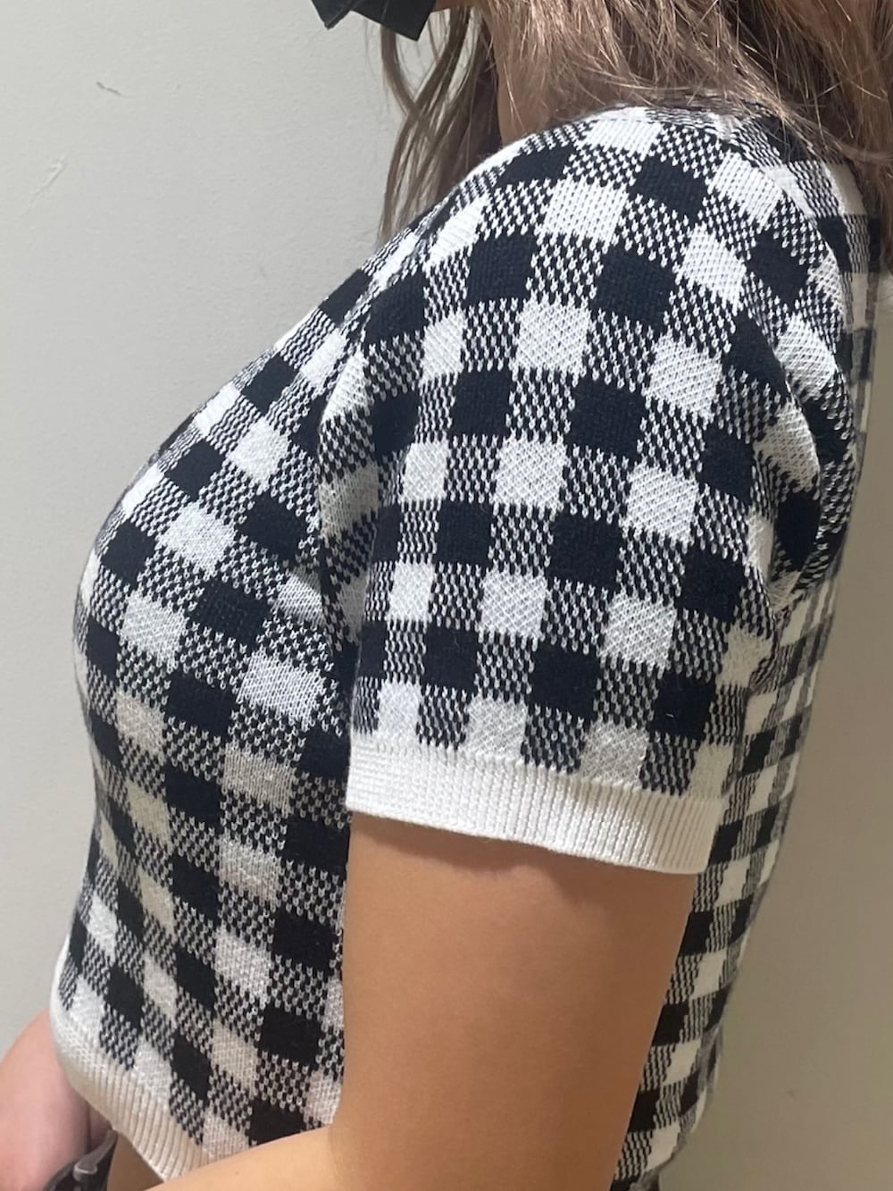 ホワイト系のハンドバッグ、ブラック系のデニムパンツ、ブラック系のカーディガン/ボレロを着用したレディースの春コーディネートの7枚目の写真