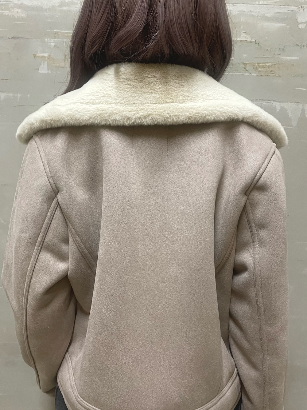 ブラック系のデニムパンツ、ブラック系のブーツ、ブラック系のニット/セーターを着用したレディースの秋コーディネートの6枚目の写真