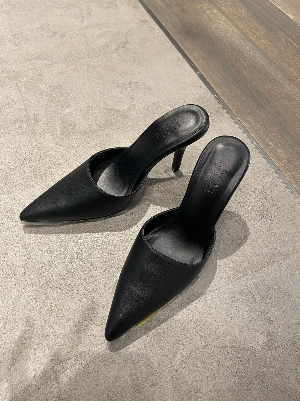 ブルー系のデニムパンツ、ホワイト系のパーカー、ブラック系のパンプスを着用したレディースの秋コーディネートの7枚目の写真
