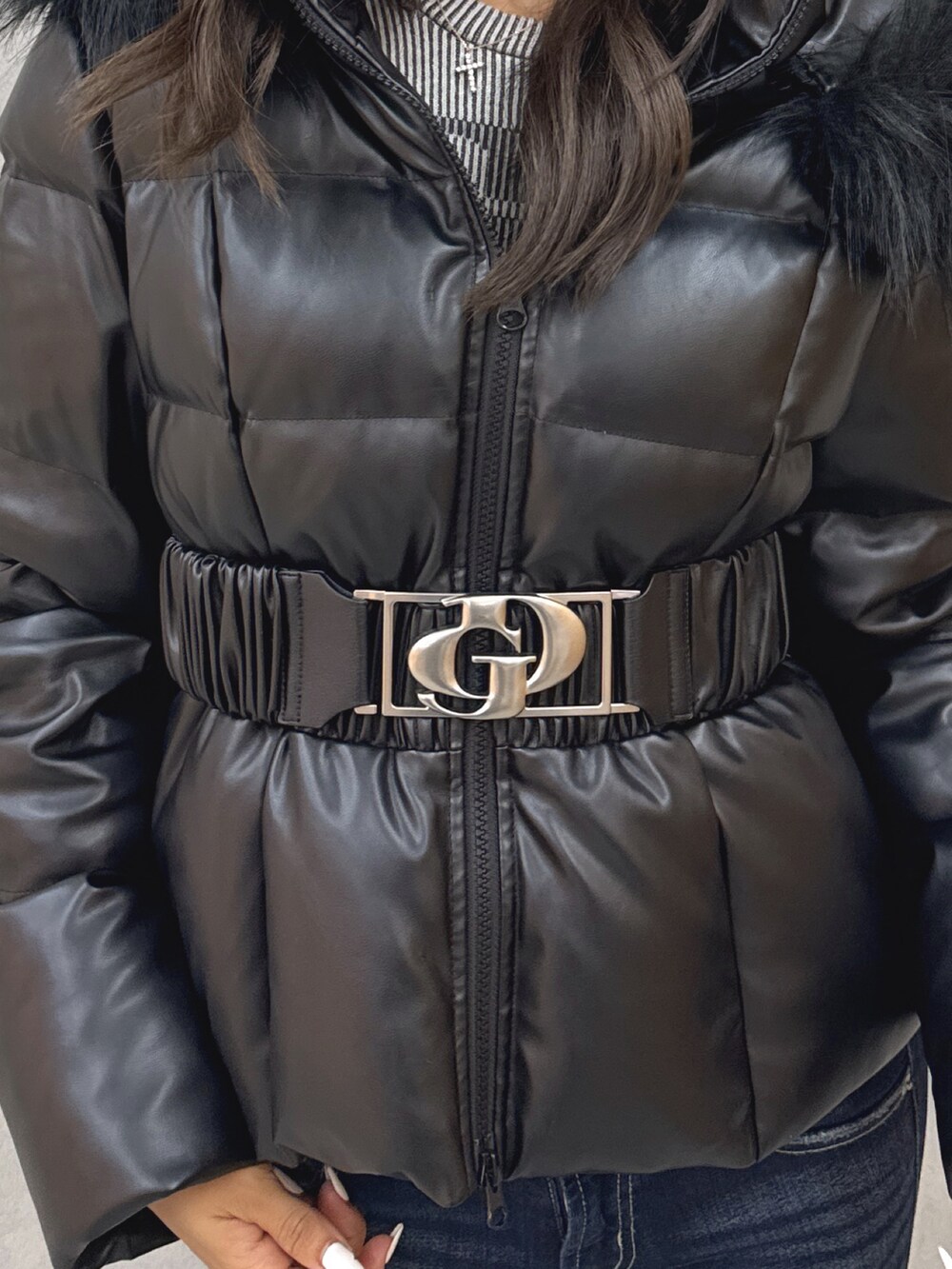 ホワイト系のニット/セーター、ブルー系のデニムパンツ、ブラック系のブーツを着用したレディースの秋コーディネートの7枚目の写真