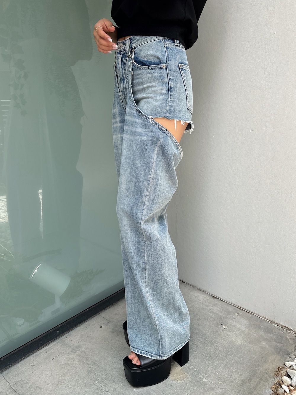 ブラック系のTシャツ/カットソー、ブルー系のデニムパンツ、ブラック系のサンダルを着用したレディースの夏コーディネートの7枚目の写真