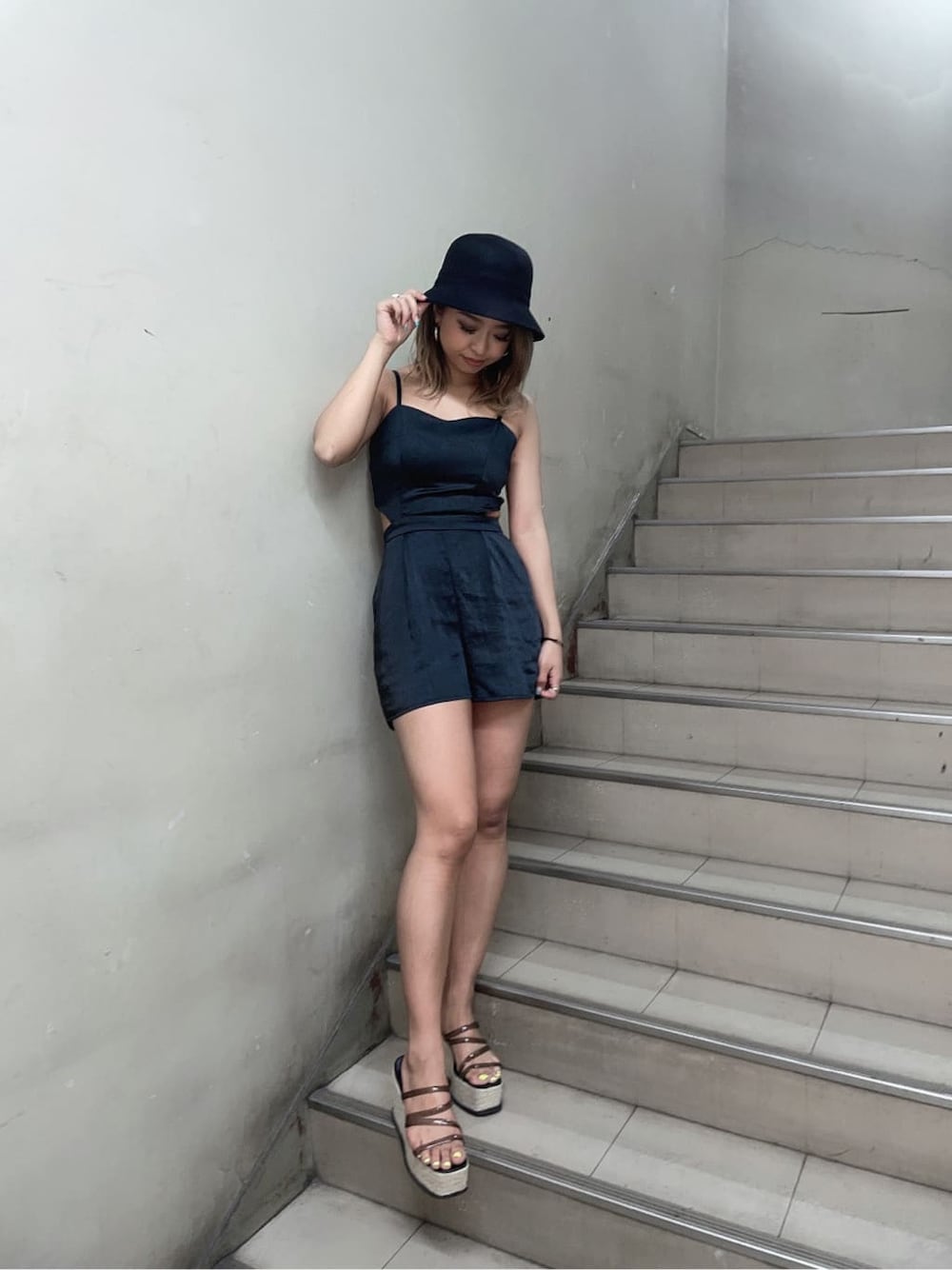 ブラック系のつなぎ/オールインワン、ホワイト系のシャツ/ブラウス、ブラック系のハットを着用したレディースの夏コーディネートの4枚目の写真