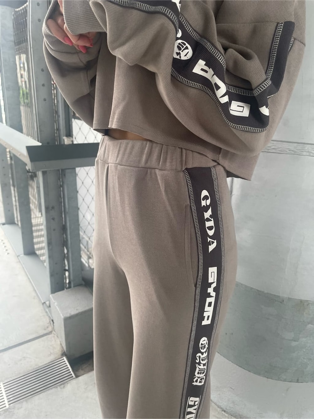 ブラック系のパンプス、ベージュ系のその他パンツ、ベージュ系のパーカーを着用したレディースの夏コーディネートの8枚目の写真