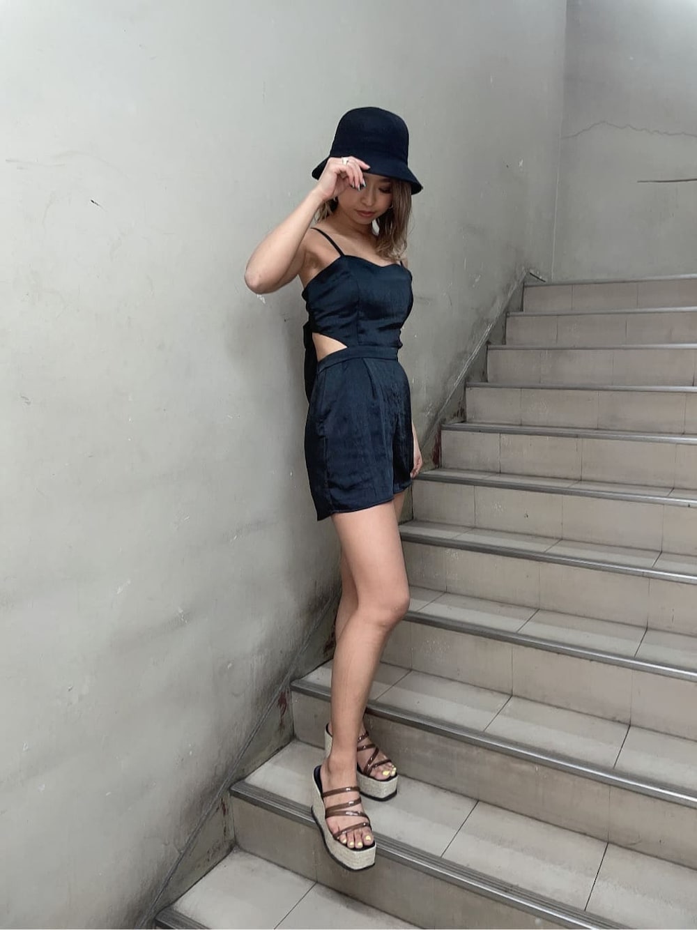 ブラック系のつなぎ/オールインワン、ホワイト系のシャツ/ブラウス、ブラック系のハットを着用したレディースの夏コーディネートの3枚目の写真