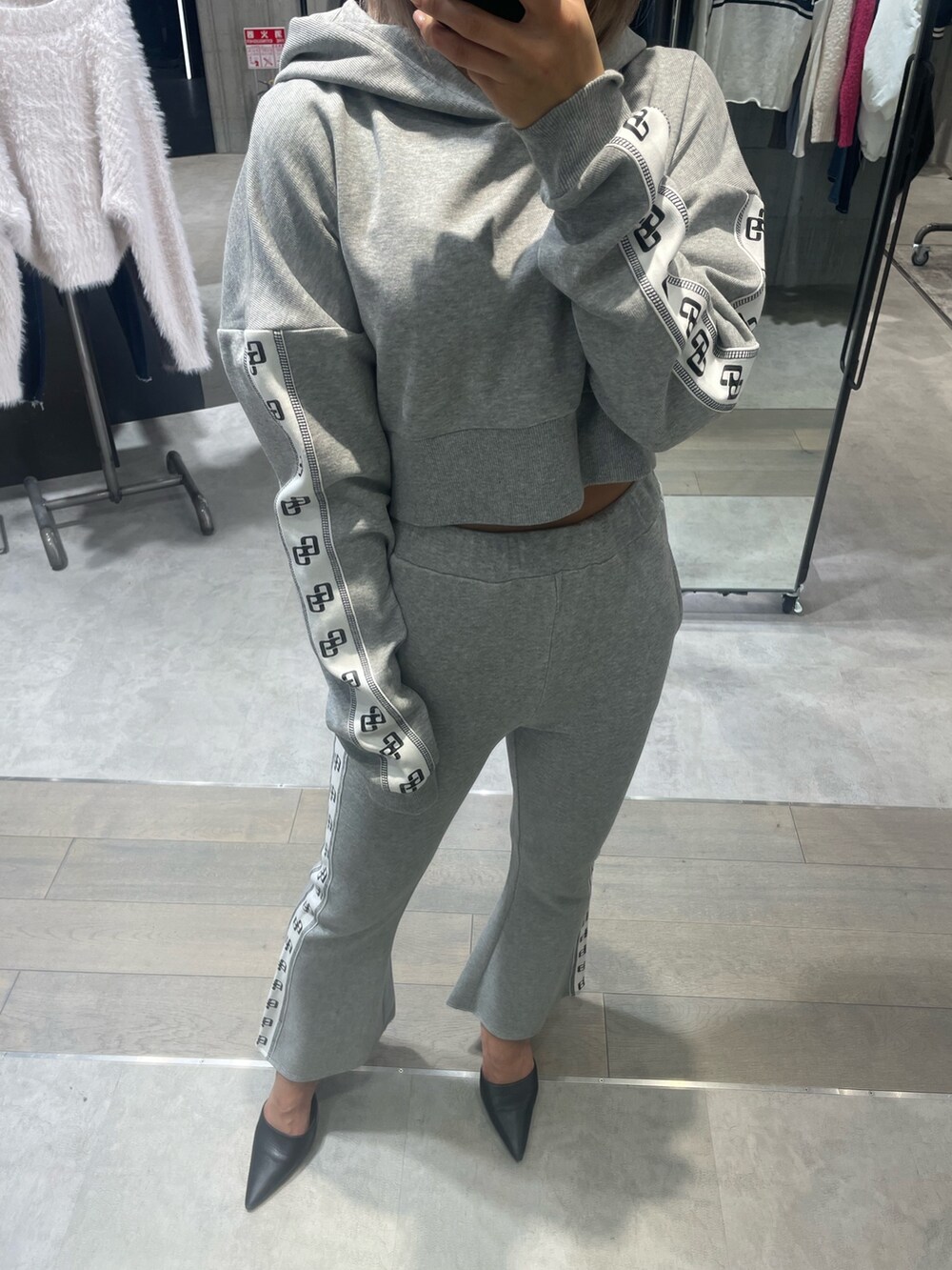 グレー系のその他パンツ、グレー系のパーカー、ブラック系のパンプスを着用したレディースの冬コーディネートの3枚目の写真