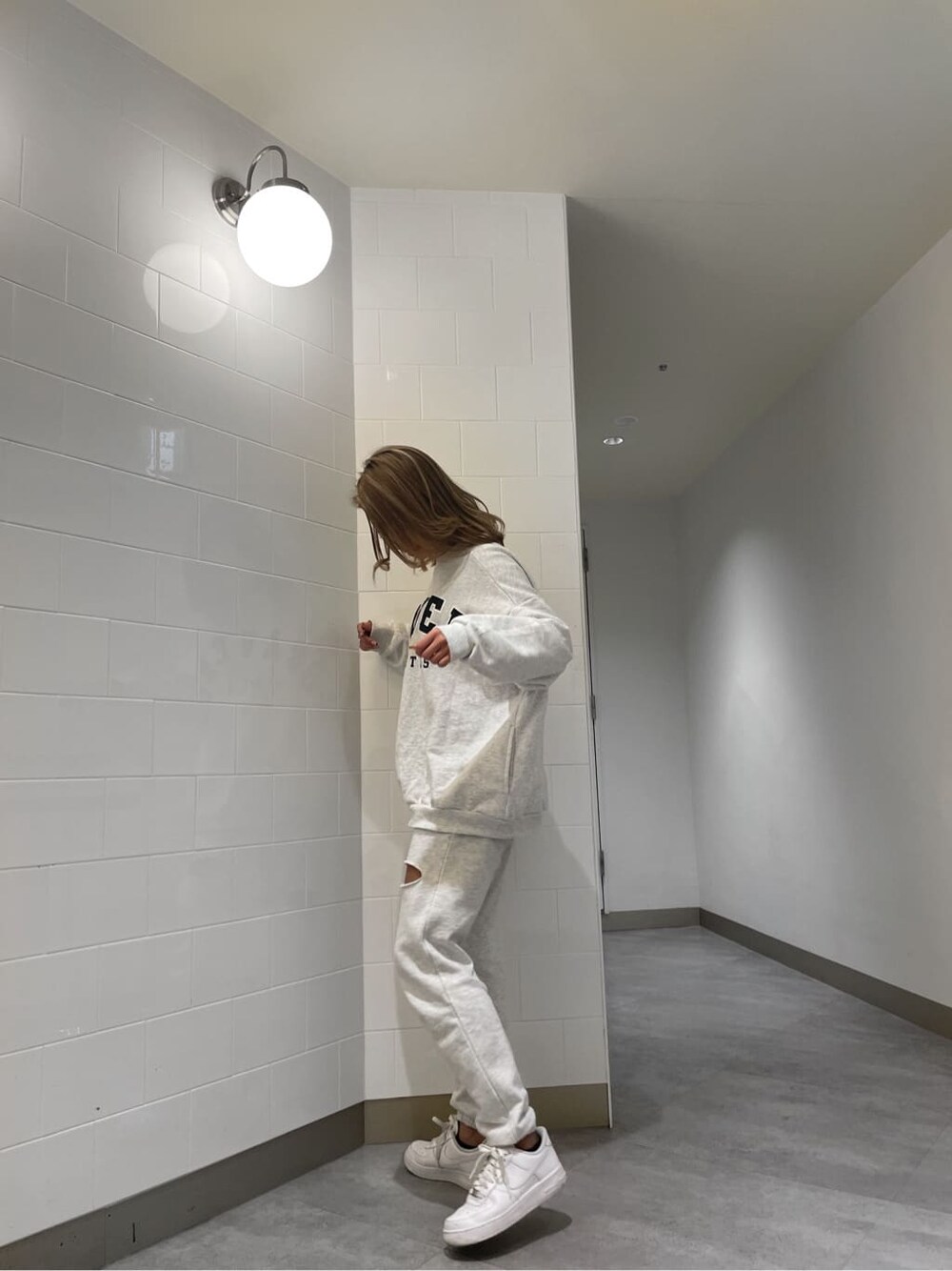 グレー系のその他パンツ、グレー系のTシャツ/カットソーを着用したレディースの冬コーディネートの7枚目の写真