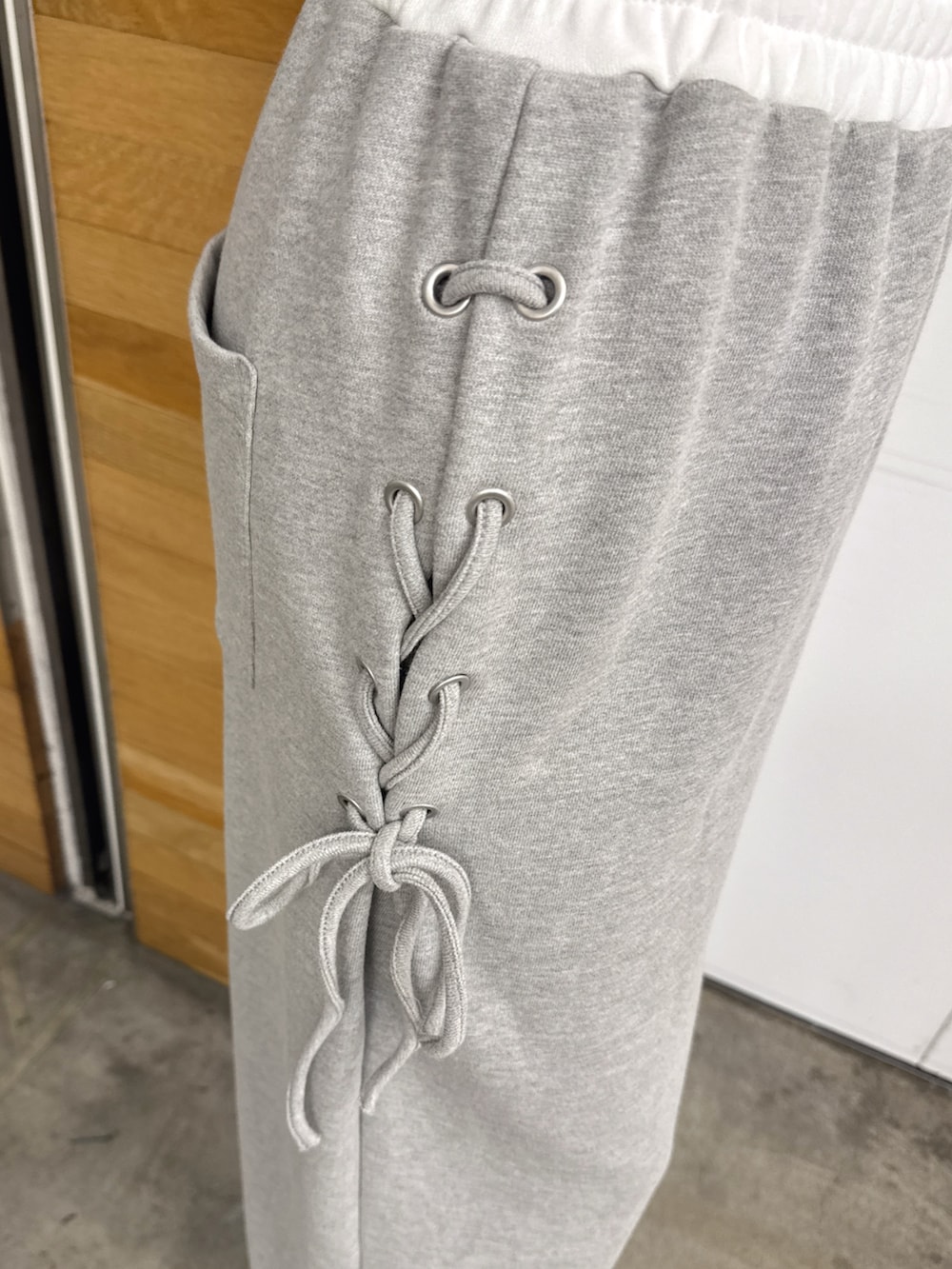 ブラック系のTシャツ/カットソー、グレー系のその他パンツ、ホワイト系のパンプスを着用したレディースの秋コーディネートの7枚目の写真