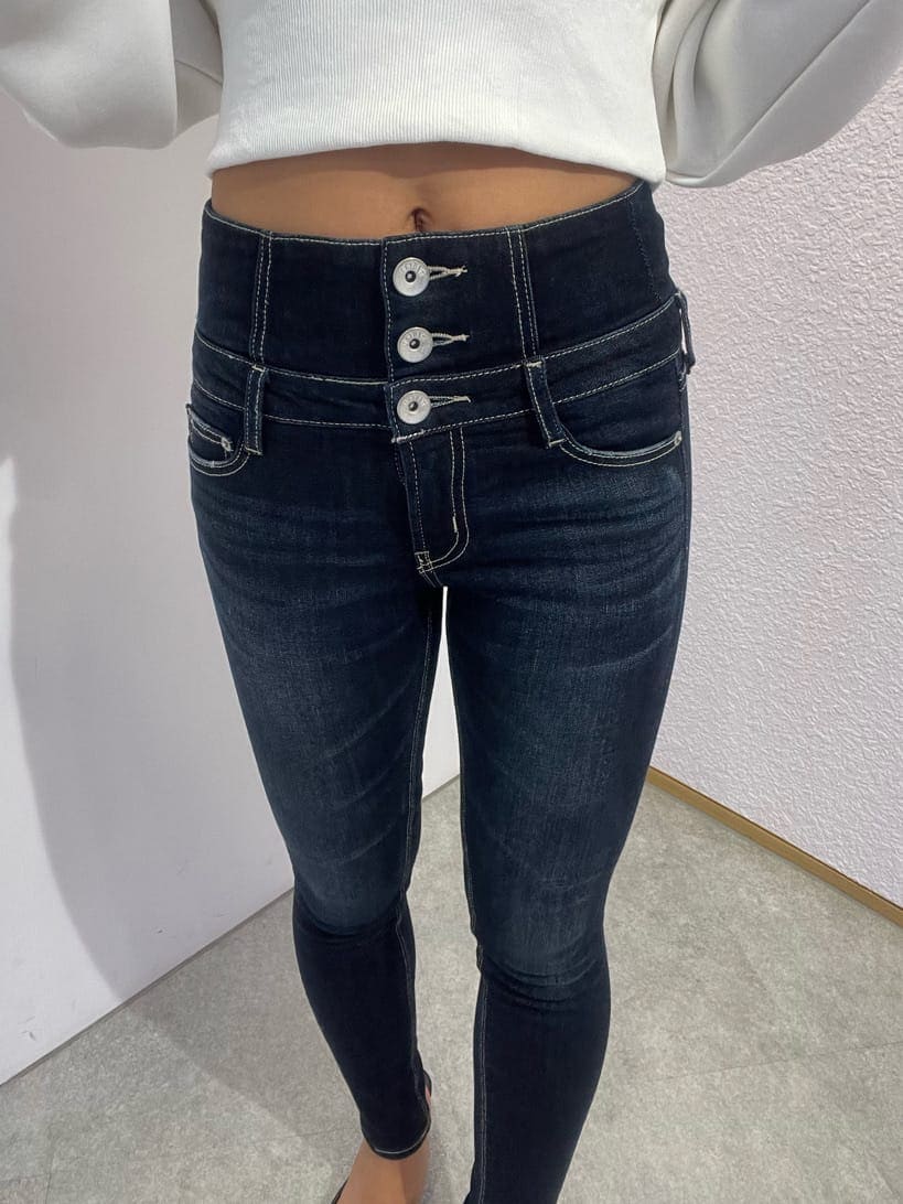 ブルー系のデニムパンツ、ホワイト系のパーカー、ブラック系のパンプスを着用したレディースの秋コーディネートの6枚目の写真