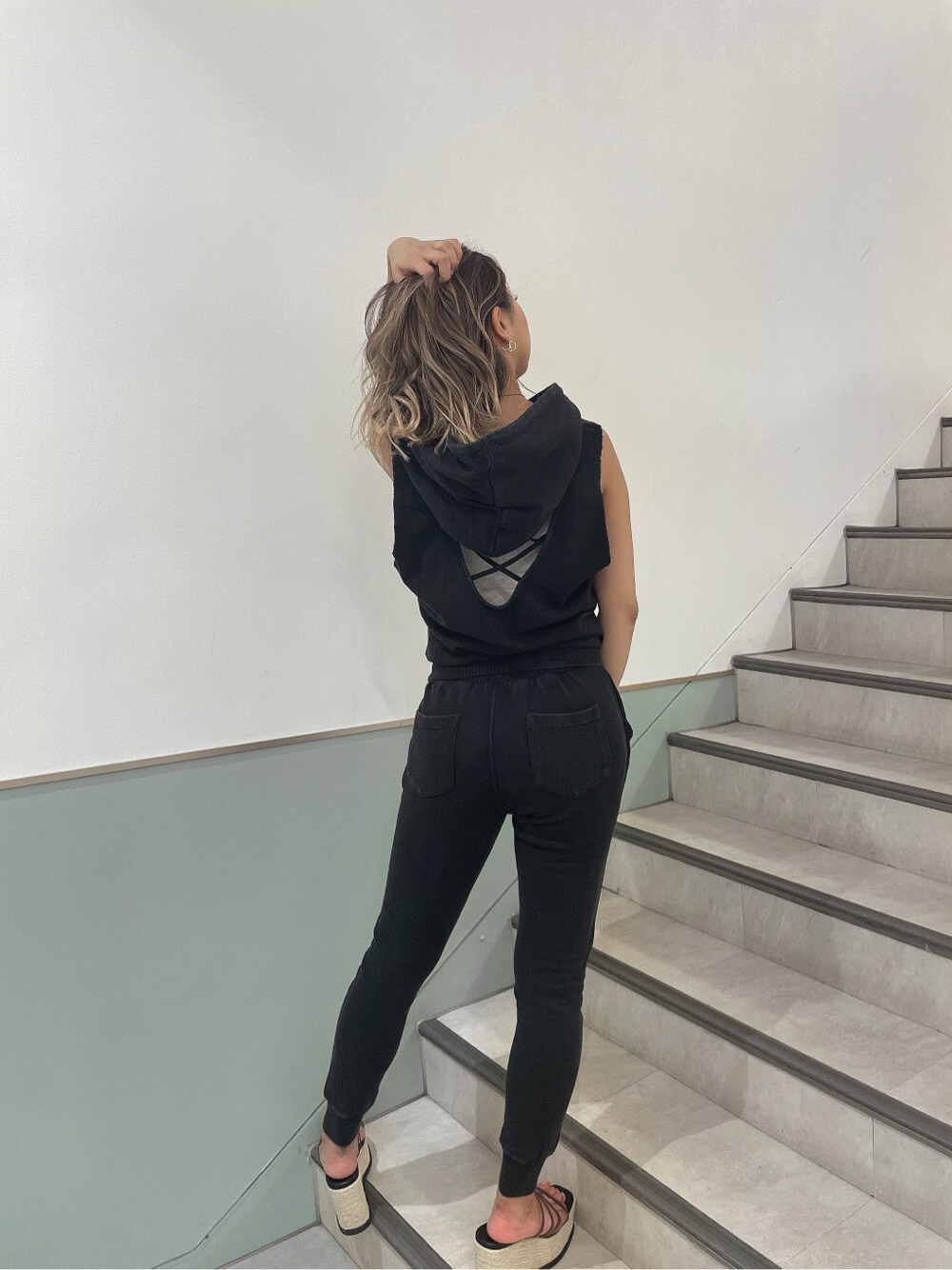 ホワイト系のキャミソール、ブラック系のその他パンツ、ブラック系のサンダルを着用したレディースの春コーディネートの5枚目の写真