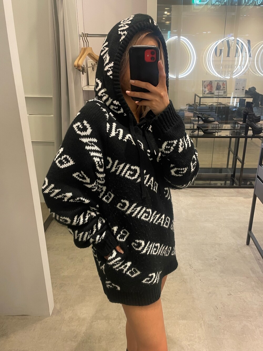 ブラック系のニット/セーター、ブラック系のブーツを着用したレディースの冬コーディネートの4枚目の写真