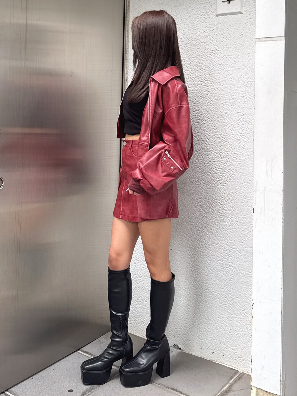 ブラック系のTシャツ/カットソー、レッド系のブルゾン、レッド系のスカートを着用したレディースの秋コーディネートの3枚目の写真