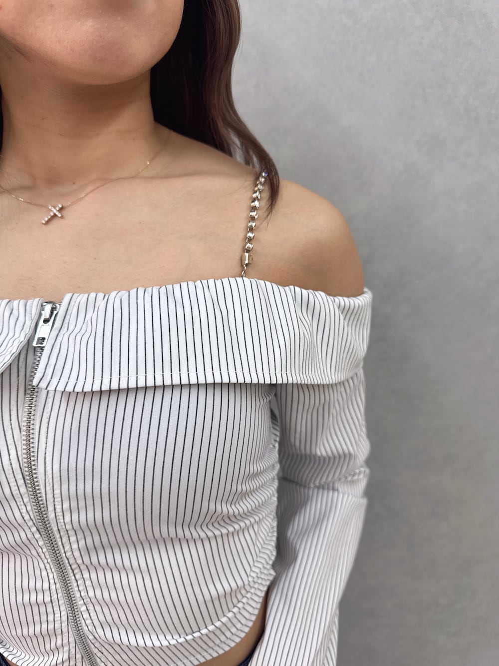 ホワイト系のシャツ/ブラウス、ブルー系のデニムパンツ、ブラック系のパンプスを着用したレディースの春コーディネートの5枚目の写真