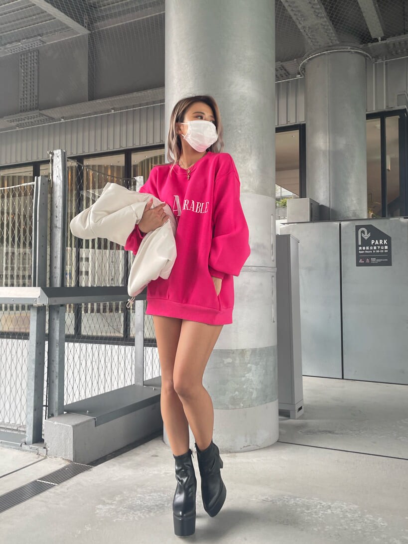 ブルー系のデニムパンツ、ピンク系のスウェット、ブラック系のブーツを着用したレディースの夏コーディネートの5枚目の写真