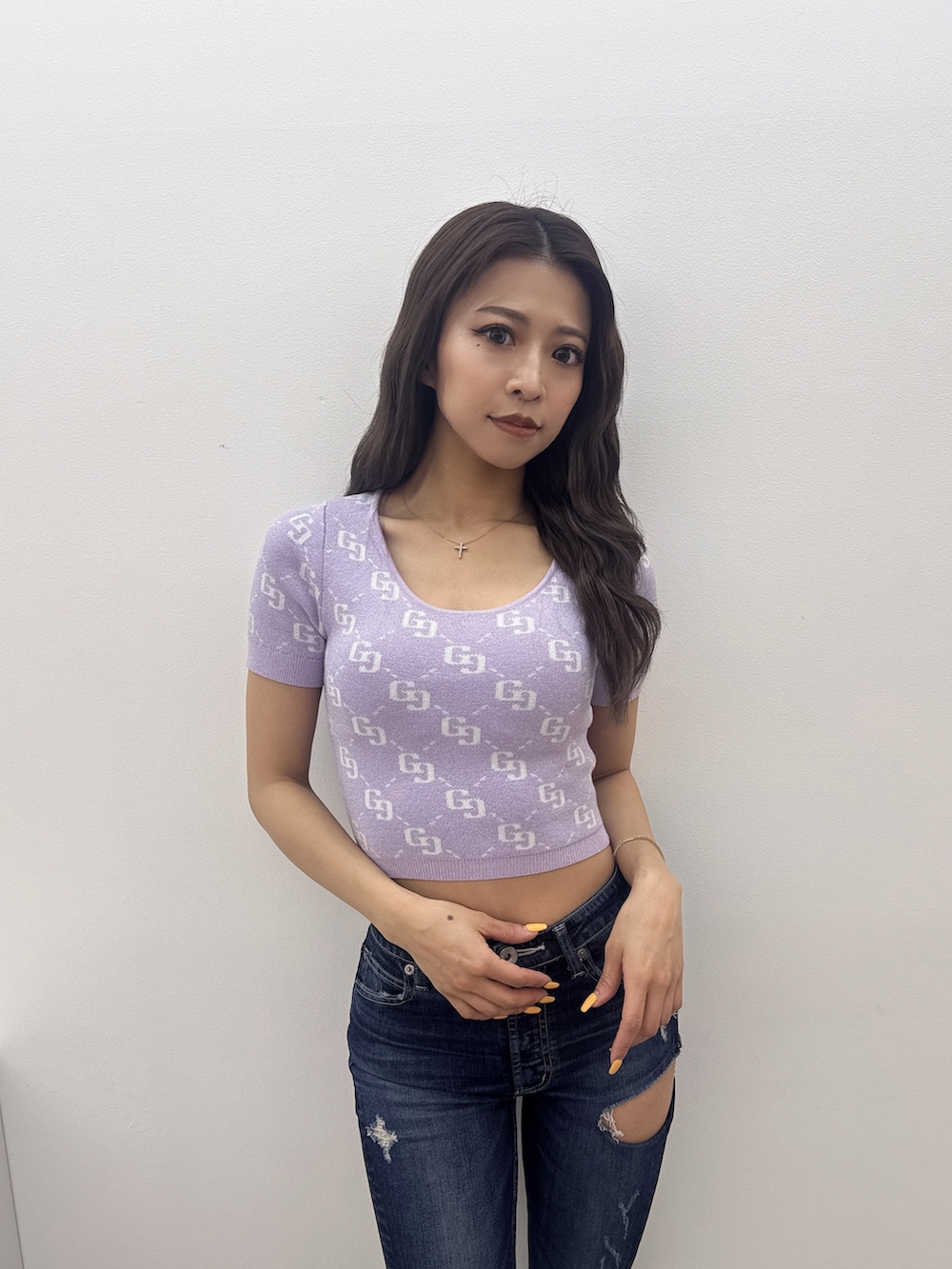 パープル系のTシャツ/カットソー、ブルー系のデニムパンツ、ホワイト系のサンダルを着用したレディースの春コーディネートの4枚目の写真