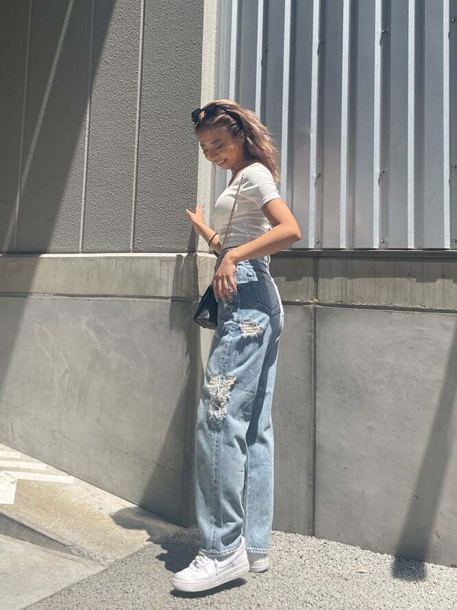 ブルー系のデニムパンツ、ホワイト系のTシャツ/カットソーを着用したレディースの夏コーディネートの3枚目の写真