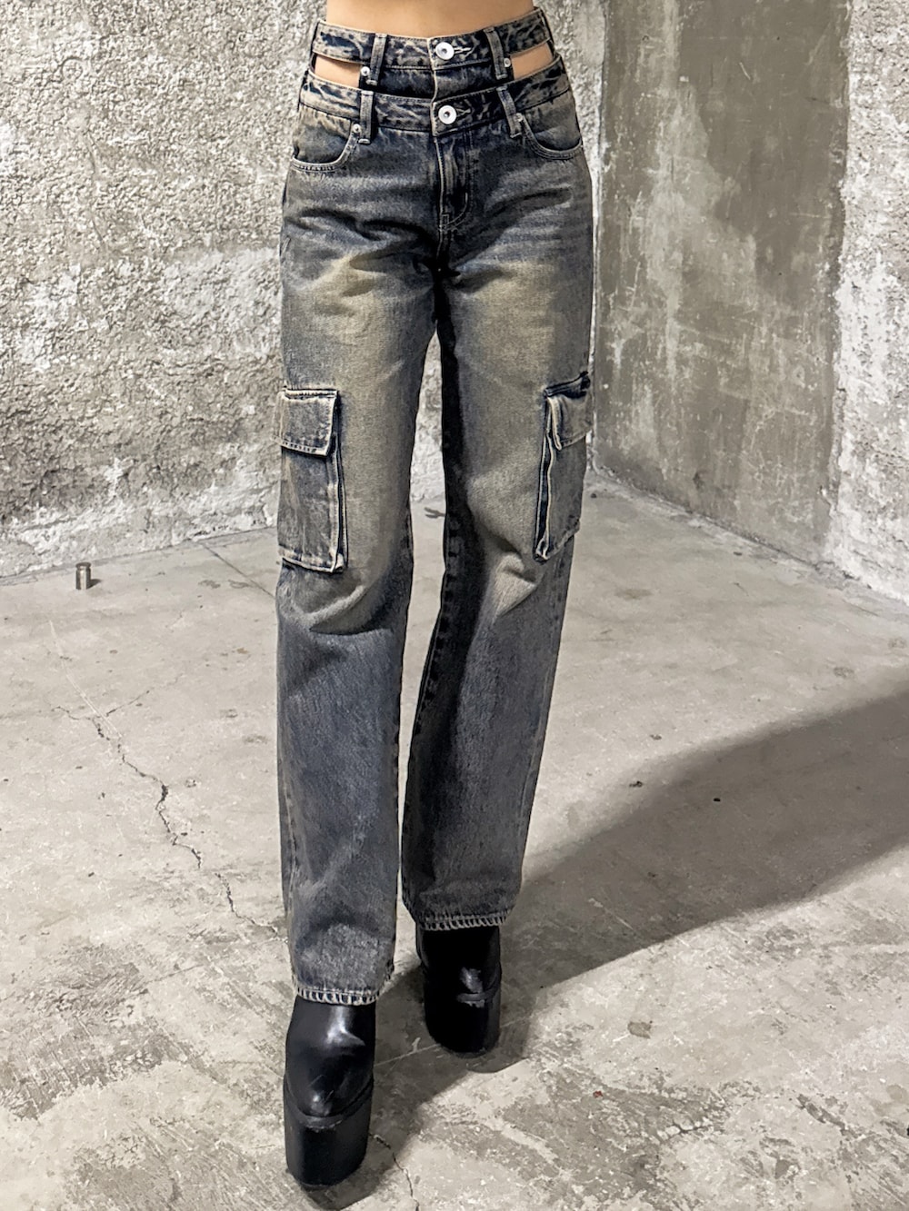 ホワイト系のTシャツ/カットソー、グレー系のブルゾン、ブルー系のデニムパンツを着用したレディースの秋コーディネートの8枚目の写真