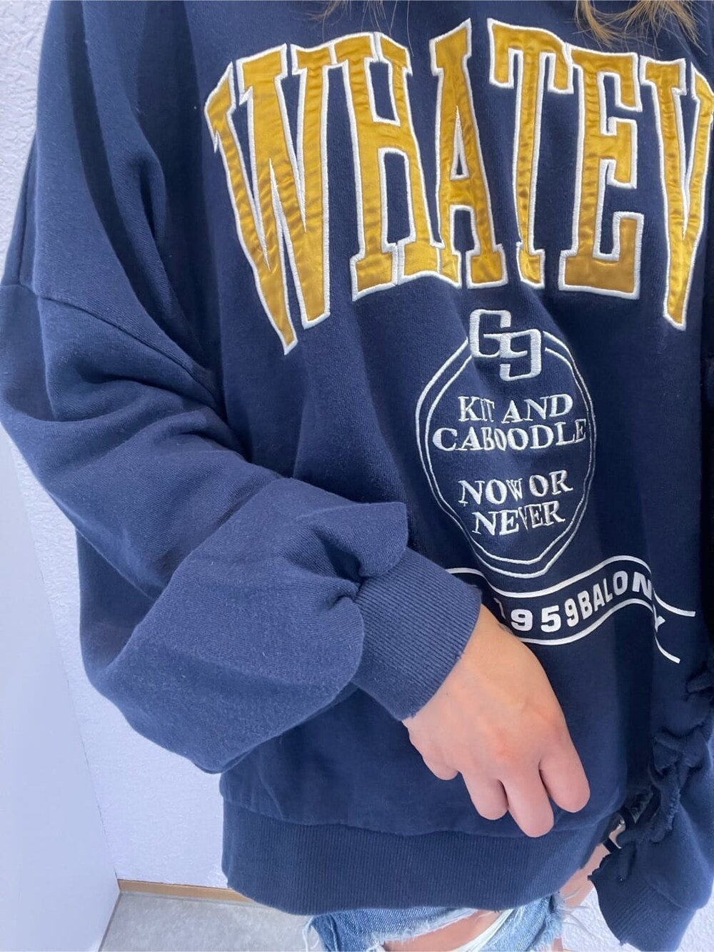 ブルー系のデニムパンツ、ブルー系のスウェット、ブラック系のブーツを着用したレディースの夏コーディネートの7枚目の写真