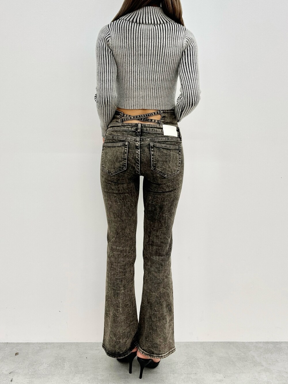 その他のニット/セーター、ブラック系のデニムパンツ、ブラック系のパンプスを着用したレディースの秋コーディネートの3枚目の写真