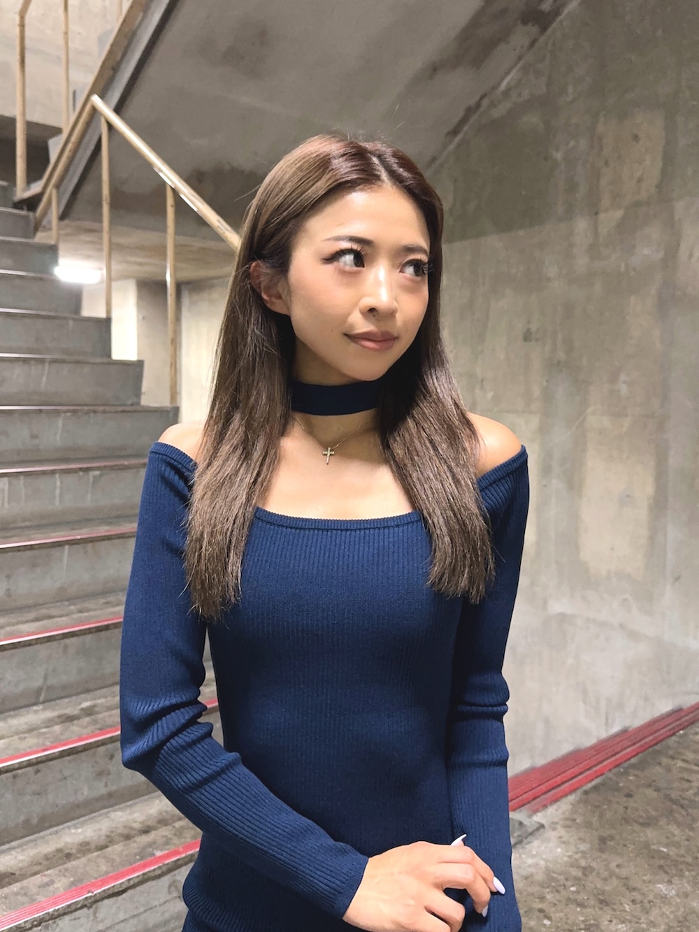 ブルー系のワンピース、ブラック系のブーツを着用したレディースの秋コーディネートの5枚目の写真