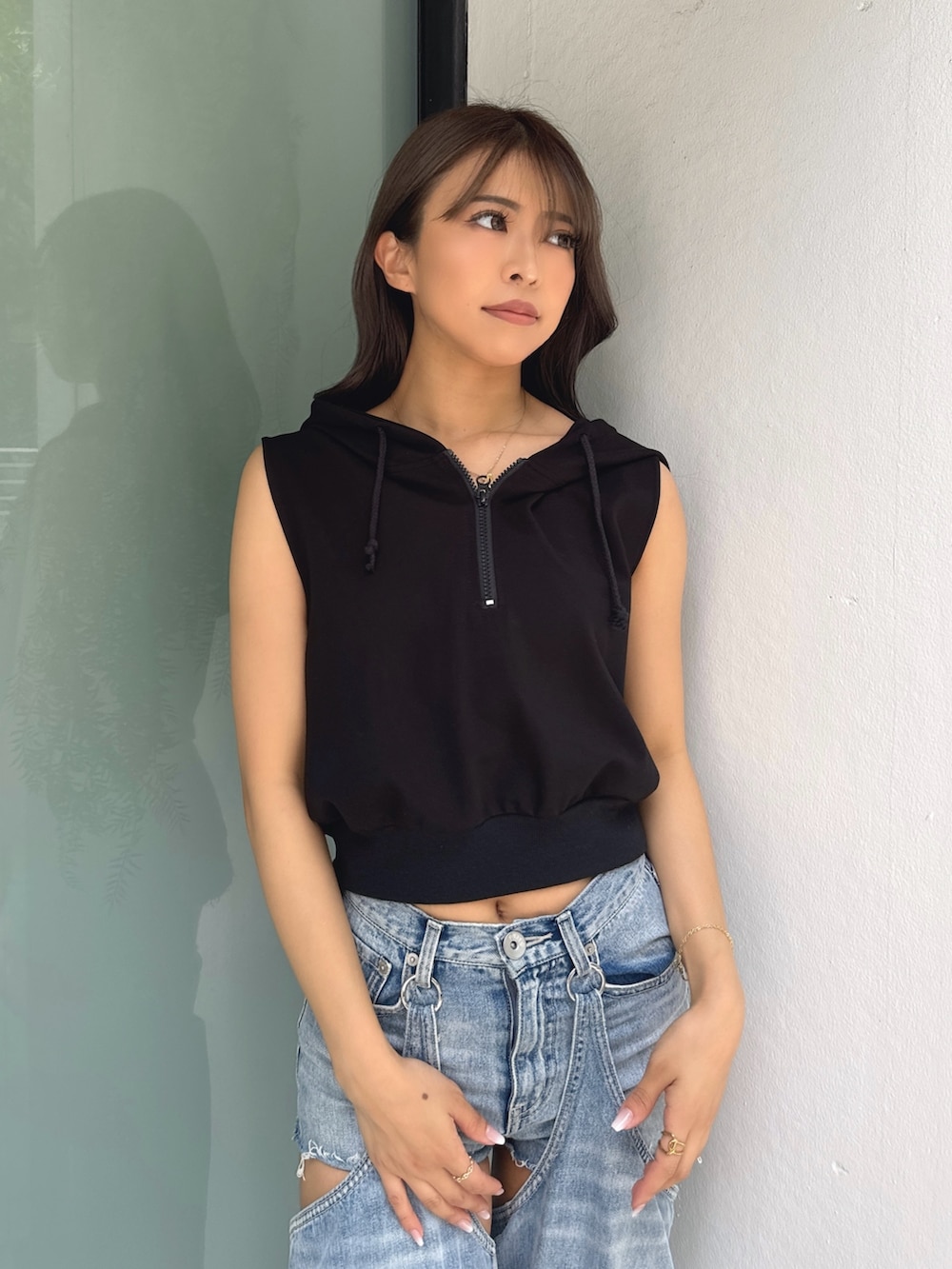 ブラック系のTシャツ/カットソー、ブルー系のデニムパンツ、ブラック系のサンダルを着用したレディースの夏コーディネートの4枚目の写真