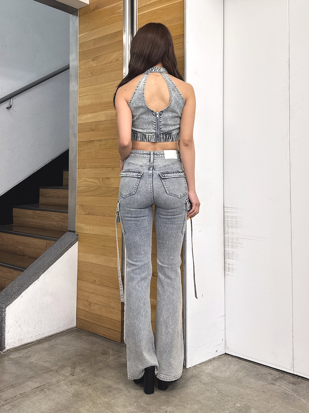ブルー系のタンクトップ、ブルー系のデニムパンツ、ブラック系のサンダルを着用したレディースの春コーディネートの4枚目の写真
