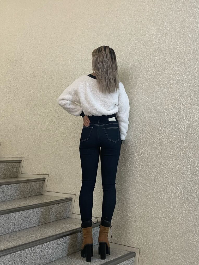 ブラウン系のブーツ、ブルー系のデニムパンツ、ブルー系のデニムパンツを着用したレディースの秋コーディネートの2枚目の写真