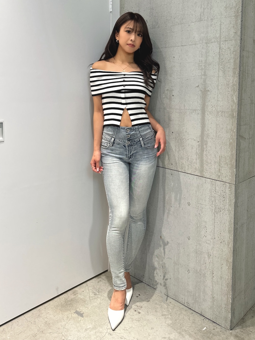 その他のニット/セーター、ブルー系のデニムパンツ、ホワイト系のパンプスを着用したレディースの夏コーディネートの2枚目の写真