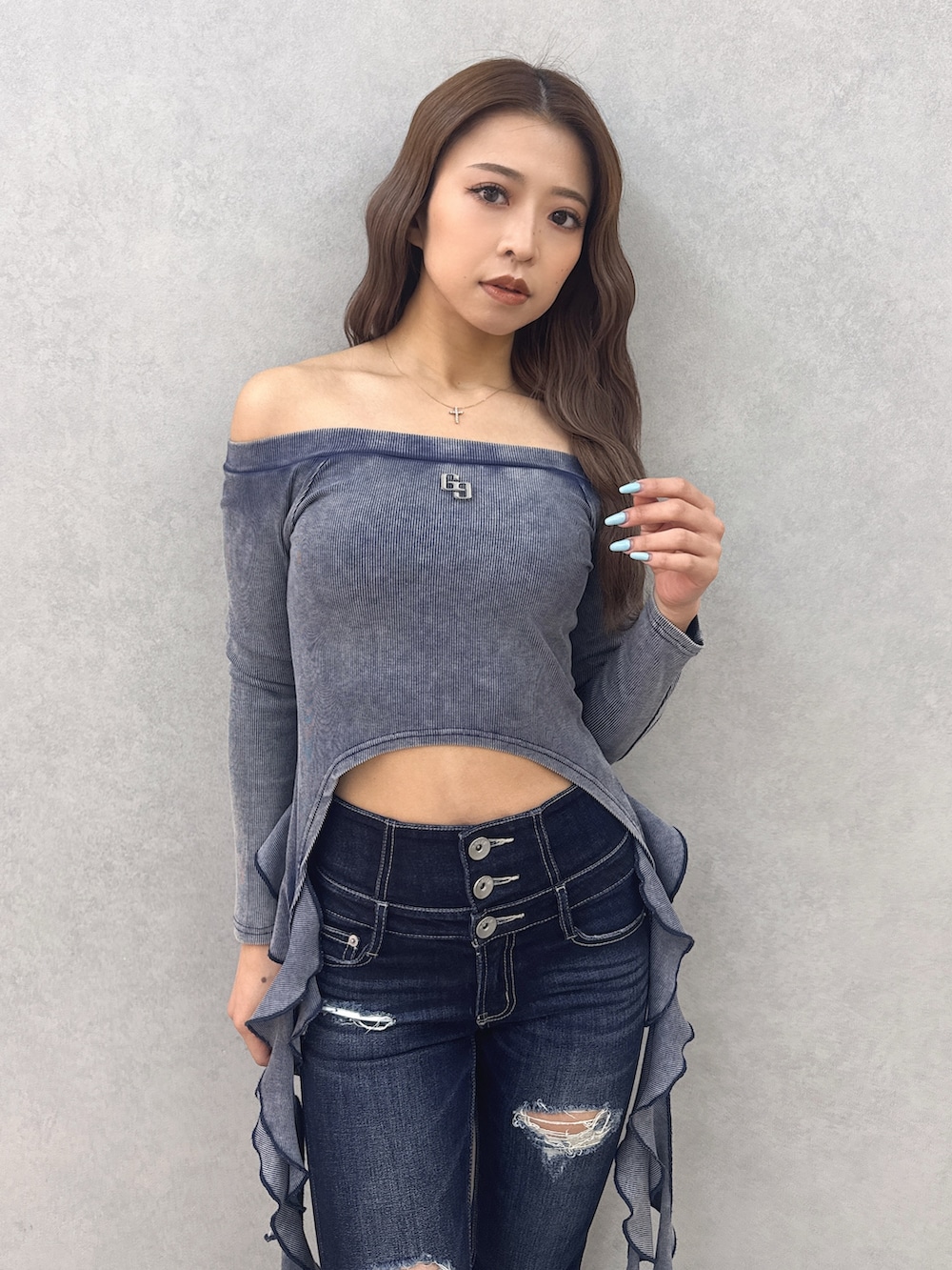 ブルー系のTシャツ/カットソー、ブルー系のデニムパンツ、ホワイト系のサンダルを着用したレディースの春コーディネートの5枚目の写真