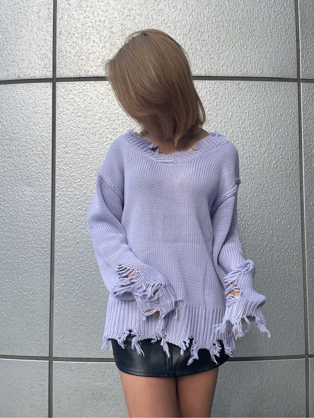 パープル系のニット/セーター、グレー系のハンドバッグ、ブラック系のブーツを着用したレディースの冬コーディネートの3枚目の写真