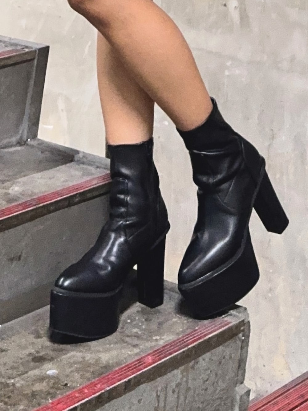 ブルー系のワンピース、ブラック系のブーツを着用したレディースの秋コーディネートの8枚目の写真