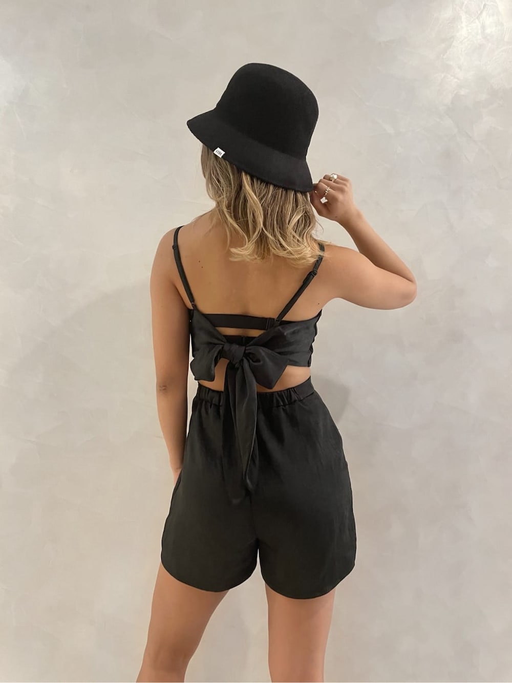 ブラック系のつなぎ/オールインワン、ホワイト系のシャツ/ブラウス、ブラック系のハットを着用したレディースの夏コーディネートの5枚目の写真