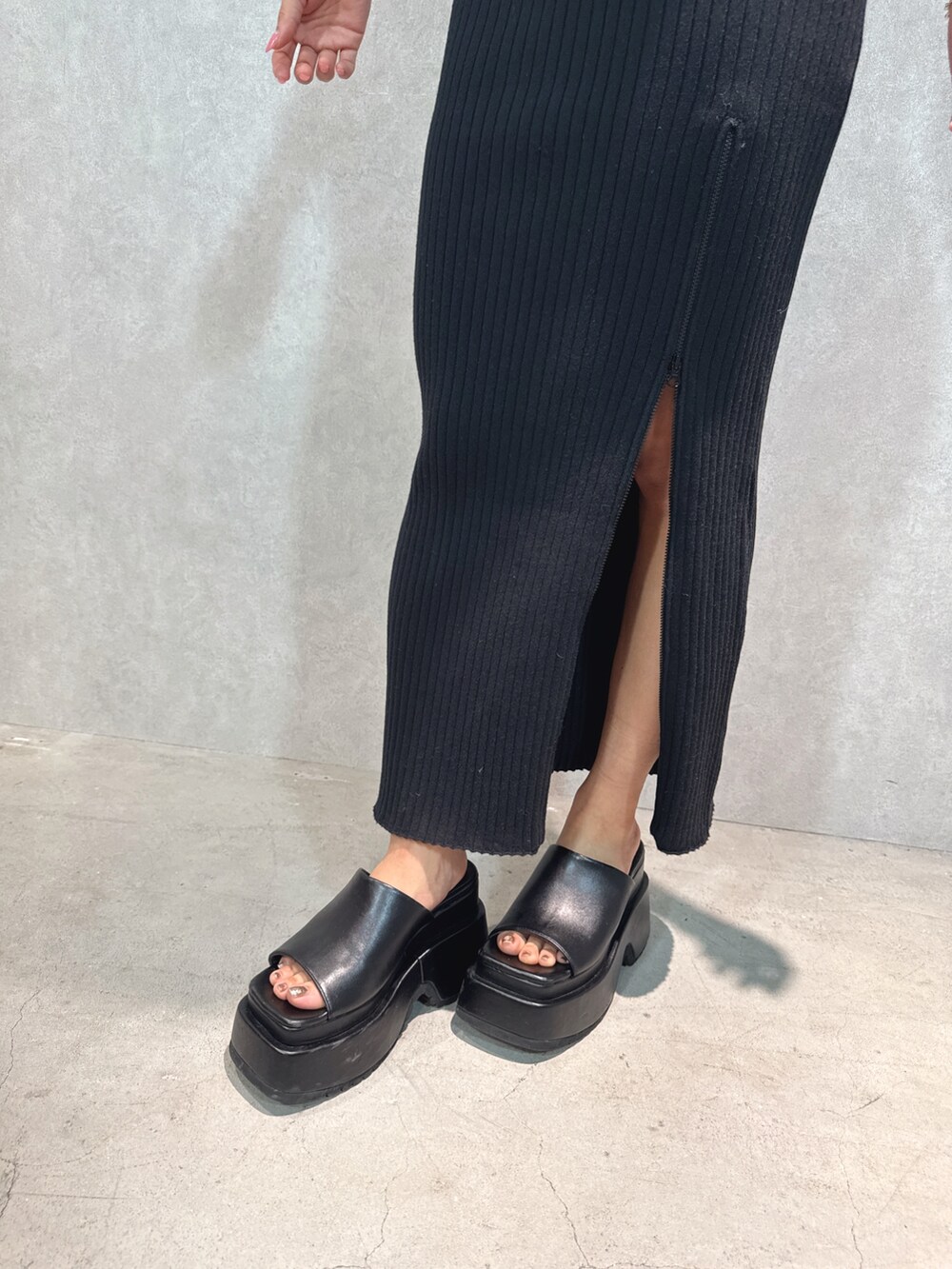 ブラック系のワンピース、ブルー系のデニムジャケット、ブラック系のサンダルを着用したレディースの春コーディネートの7枚目の写真