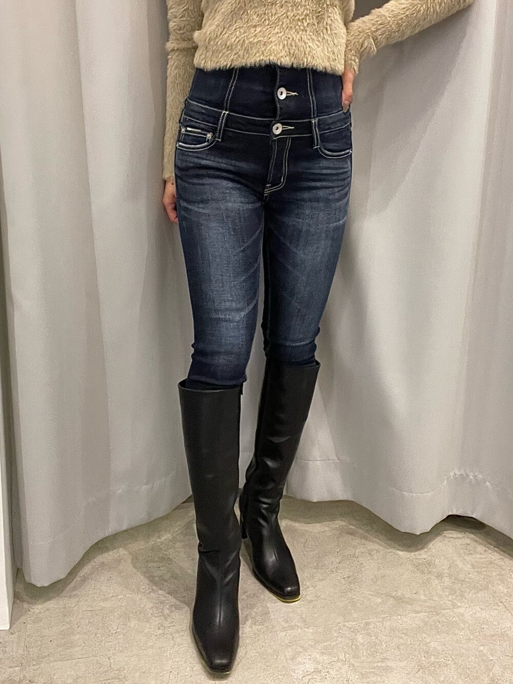 ブラック系のブーツ、ブルー系のパンツ、ブラック系のその他アウターを着用したレディースの秋コーディネートの8枚目の写真