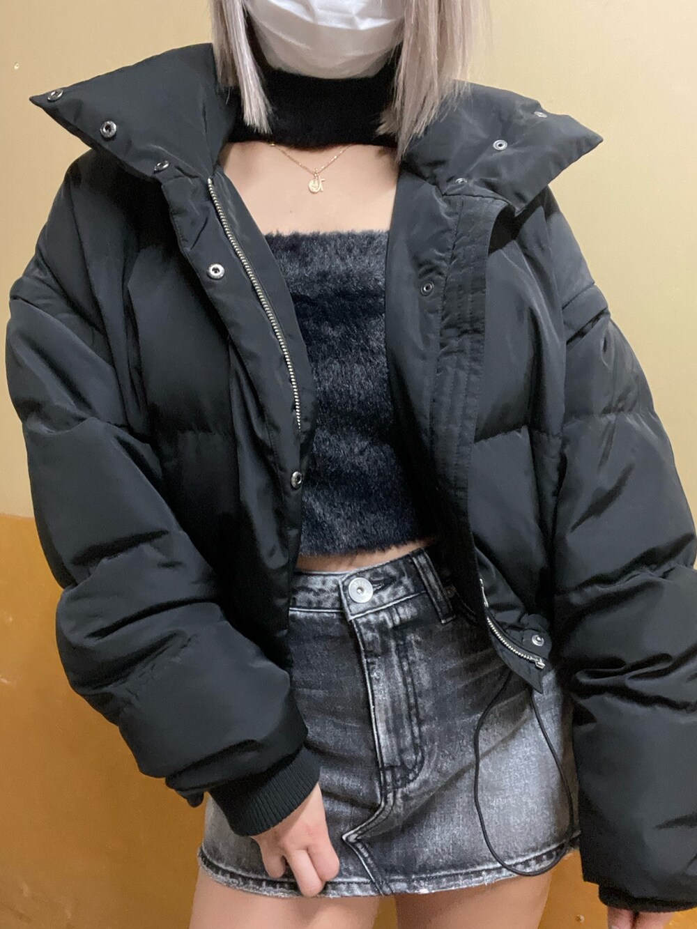 ブラック系のダウンジャケット/コート、ブラック系のニット/セーター、ブラック系のデニムパンツを着用したレディースの秋コーディネートの5枚目の写真