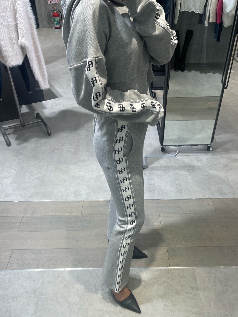 グレー系のその他パンツ、グレー系のパーカー、ブラック系のパンプスを着用したレディースの冬コーディネートの4枚目の写真