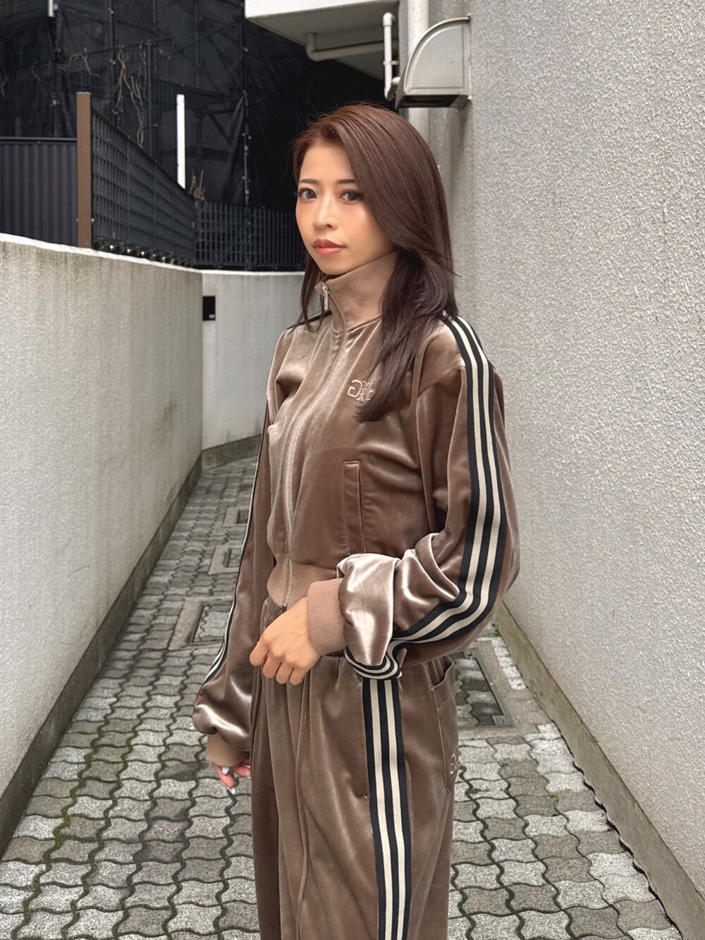 ベージュ系のブルゾン、ベージュ系のその他パンツ、ホワイト系のパンプスを着用したレディースの秋コーディネートの5枚目の写真