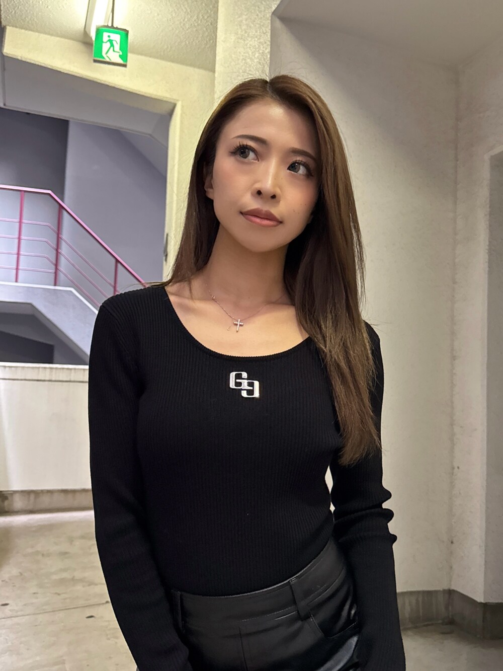 ブラック系のニット/セーター、ブラック系のスカート、ブラック系のブーツを着用したレディースの秋コーディネートの5枚目の写真