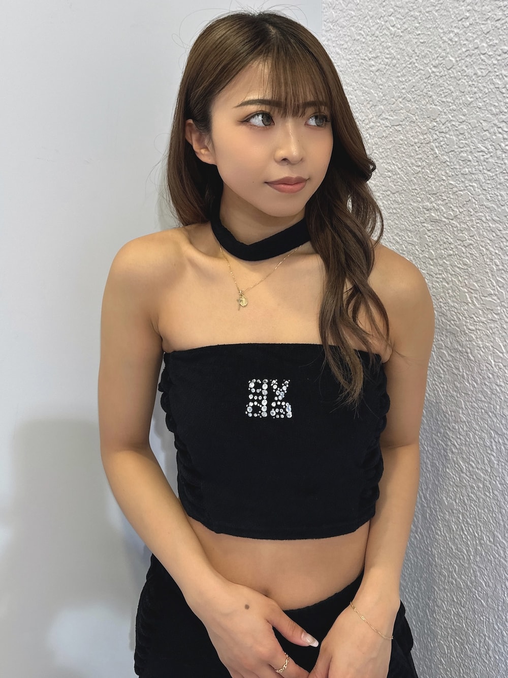 ブラック系のチューブトップ、ブラック系のその他パンツ、ホワイト系のパンプスを着用したレディースの春コーディネートの5枚目の写真