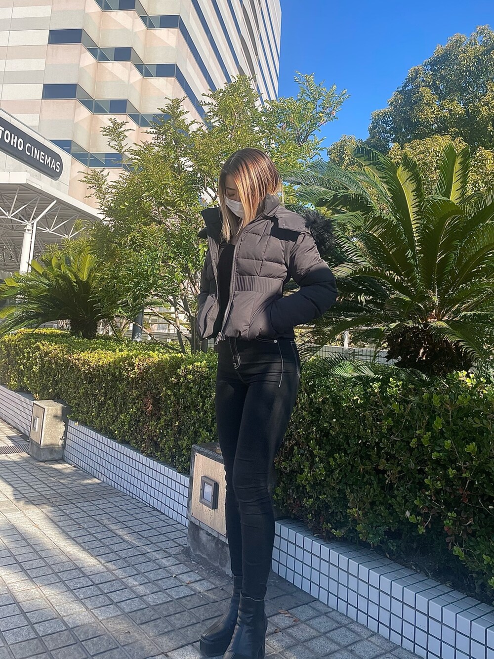 ブラック系のデニムパンツ、ブラック系のニット/セーター、ブラック系のその他アウターを着用したレディースの冬コーディネートの2枚目の写真