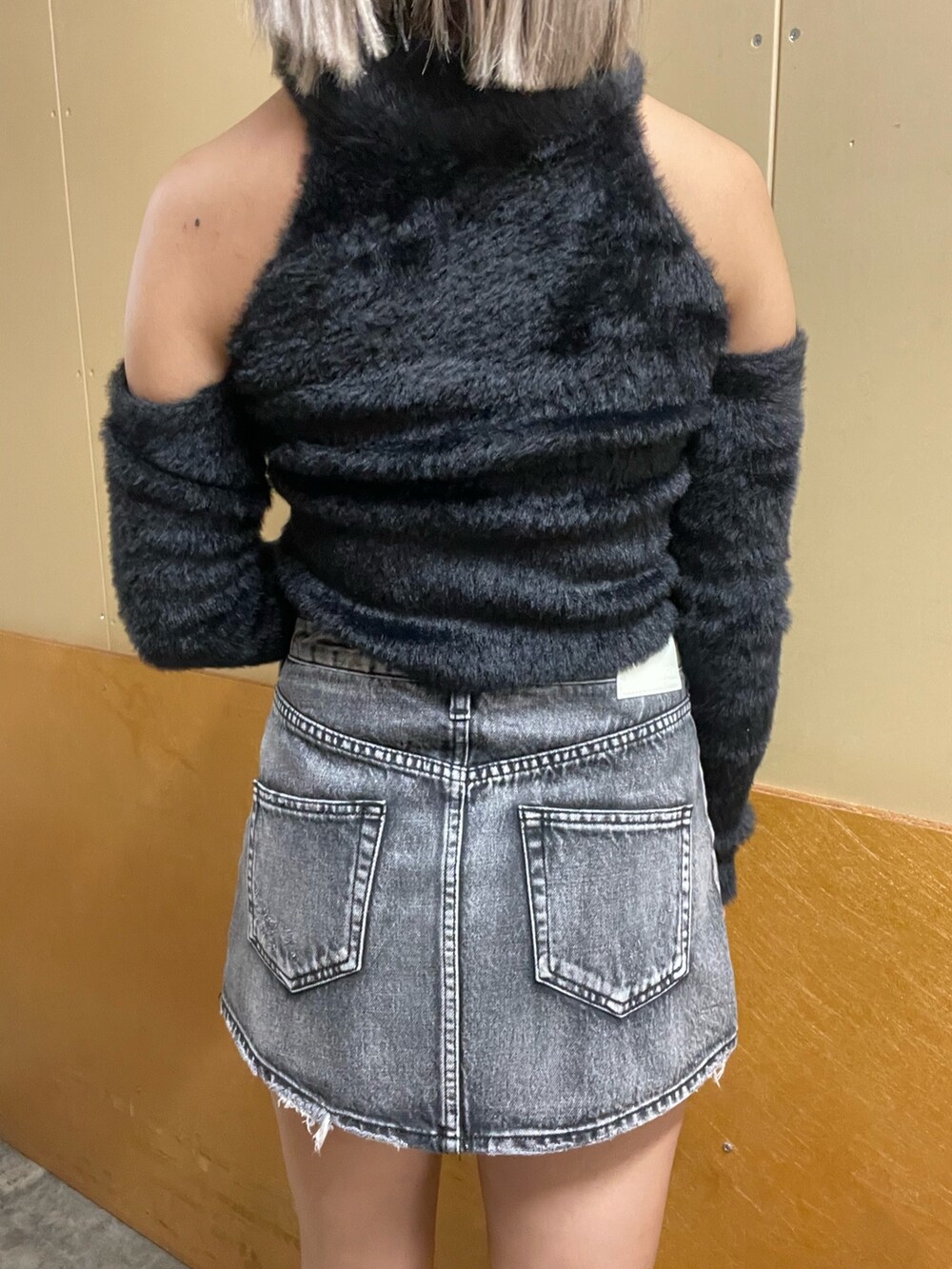 ブラック系のダウンジャケット/コート、ブラック系のニット/セーター、ブラック系のデニムパンツを着用したレディースの秋コーディネートの8枚目の写真