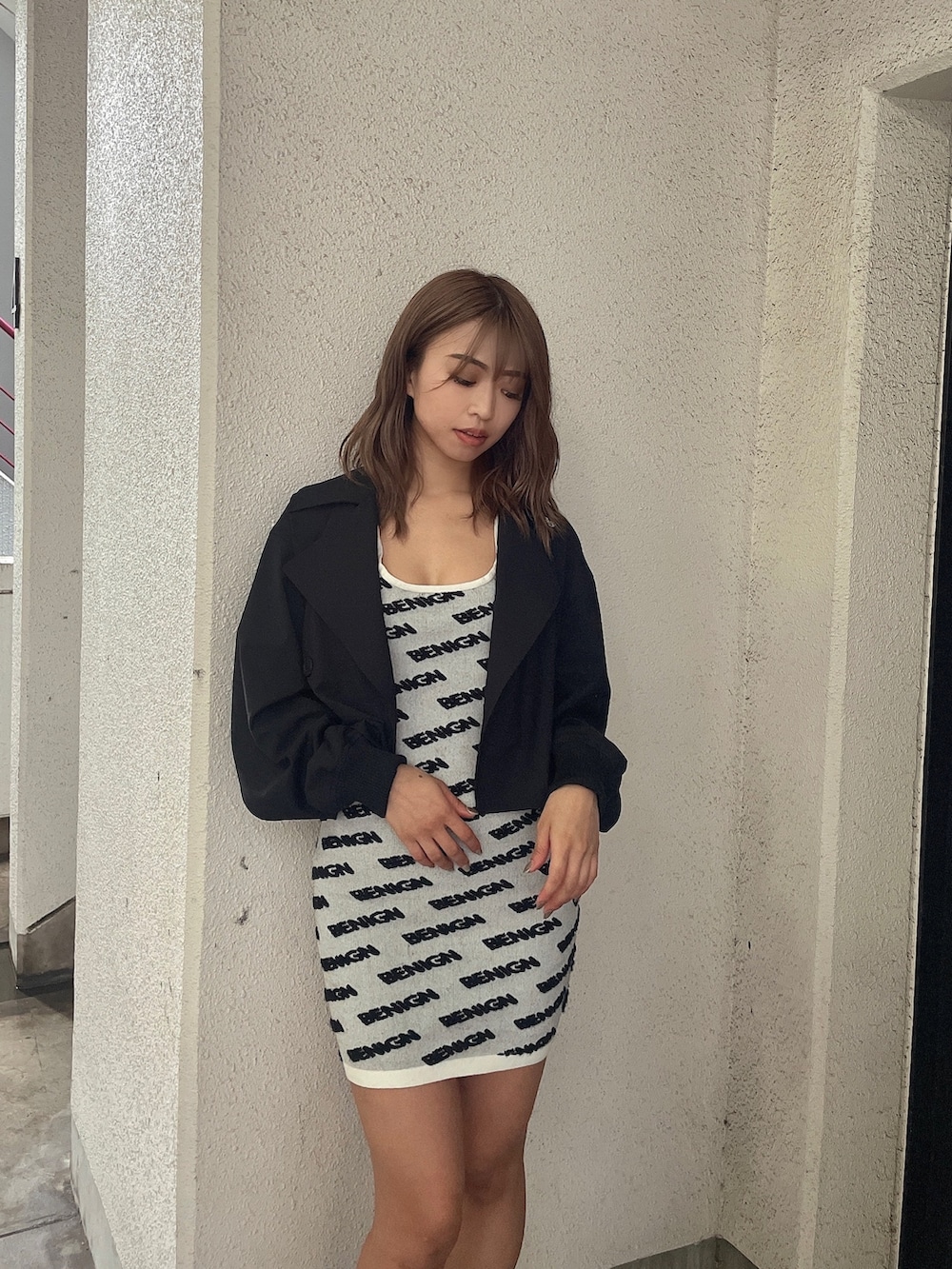 ホワイト系のワンピース、ブラック系のブルゾン、ブラック系のブーツを着用したレディースの夏コーディネートの4枚目の写真