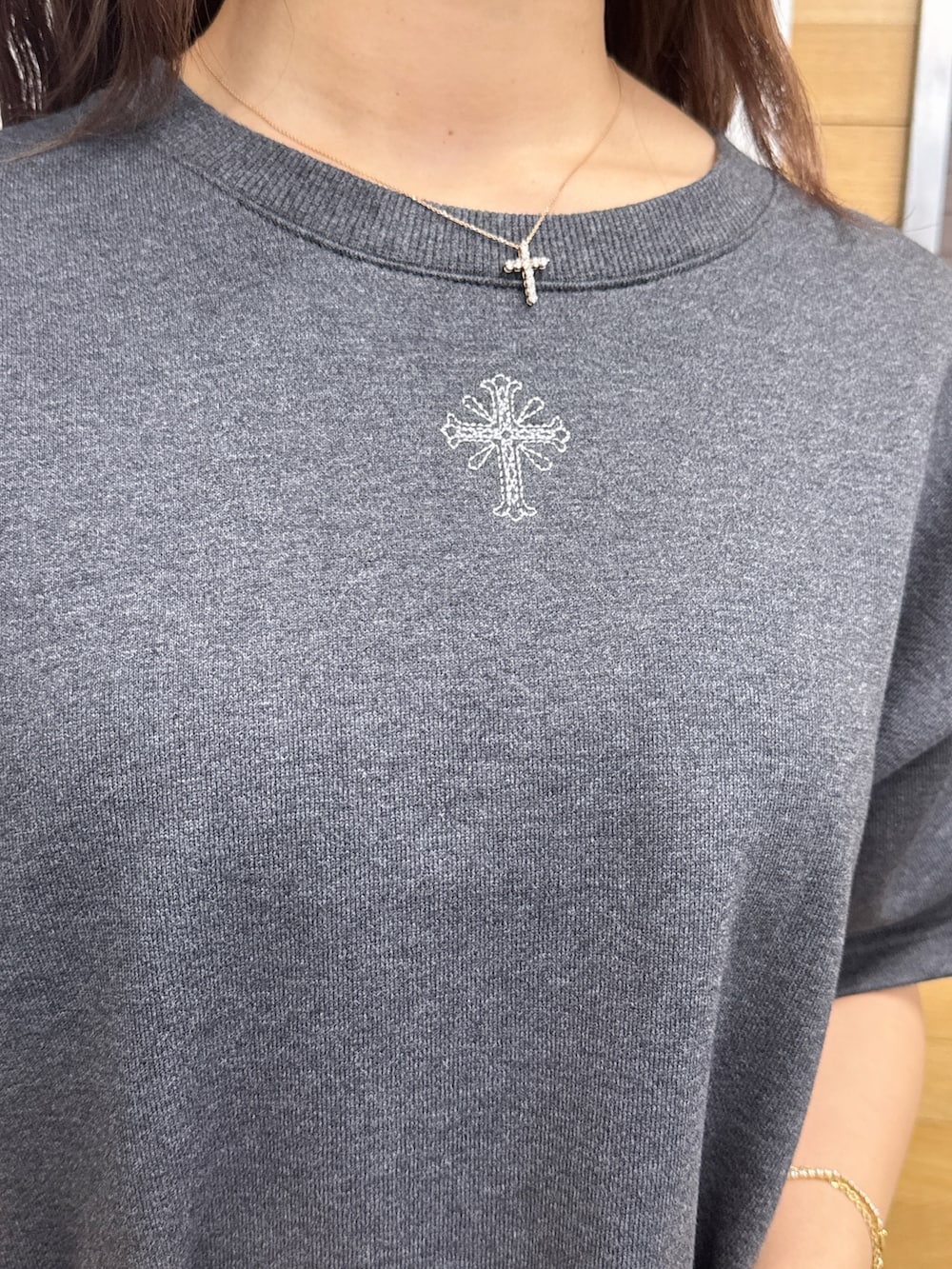 グレー系のTシャツ/カットソー、ブルー系のデニムパンツ、ブラック系のサンダルを着用したレディースの春コーディネートの5枚目の写真