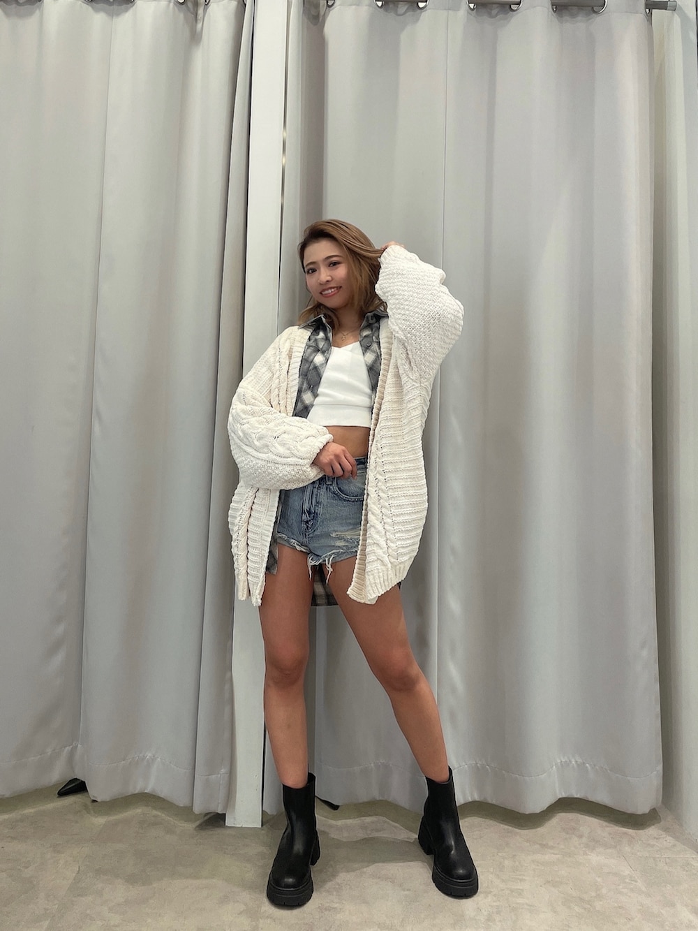 ホワイト系のカーディガン/ボレロ、ホワイト系のTシャツ/カットソー、ブルー系のデニムパンツを着用したレディースの春コーディネートの3枚目の写真