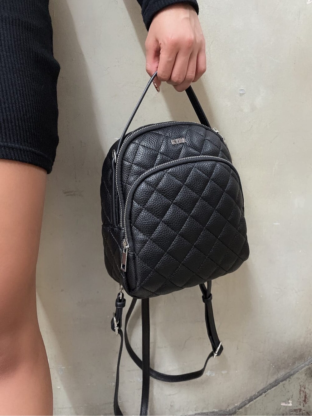 ブラック系のバックパック/リュック、ブラック系のワンピースを着用したレディースの秋コーディネートの6枚目の写真