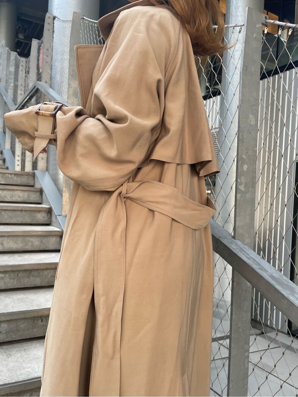 ホワイト系のパンプス、ホワイト系のチューブトップ、ブラック系のデニムパンツを着用したレディースの春コーディネートの7枚目の写真